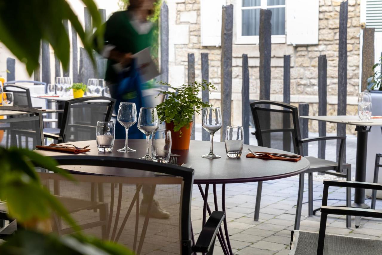 Logis Hotel-Restaurant Le Fontarabie 퐁테네이르콩트 외부 사진