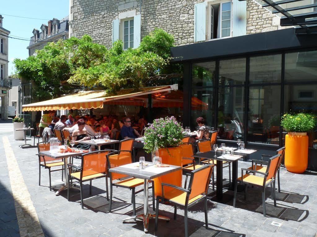 Logis Hotel-Restaurant Le Fontarabie 퐁테네이르콩트 외부 사진