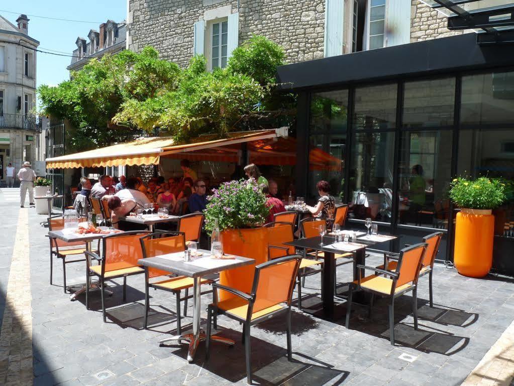 Logis Hotel-Restaurant Le Fontarabie 퐁테네이르콩트 외부 사진